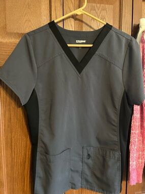 Scrubsbar V-Neck Medical Scrub Top in Charcoal & Black